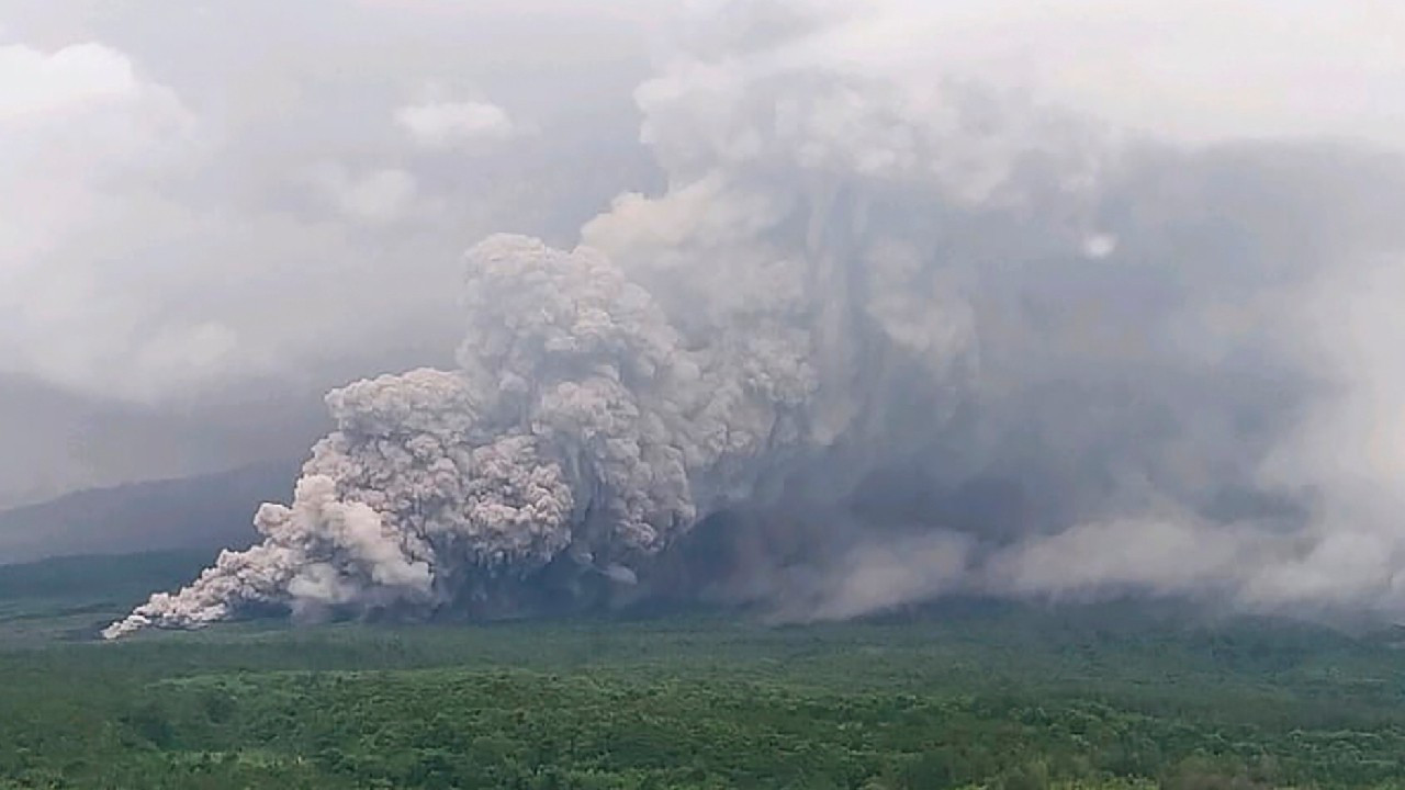 Semeru Yanardağı patladı