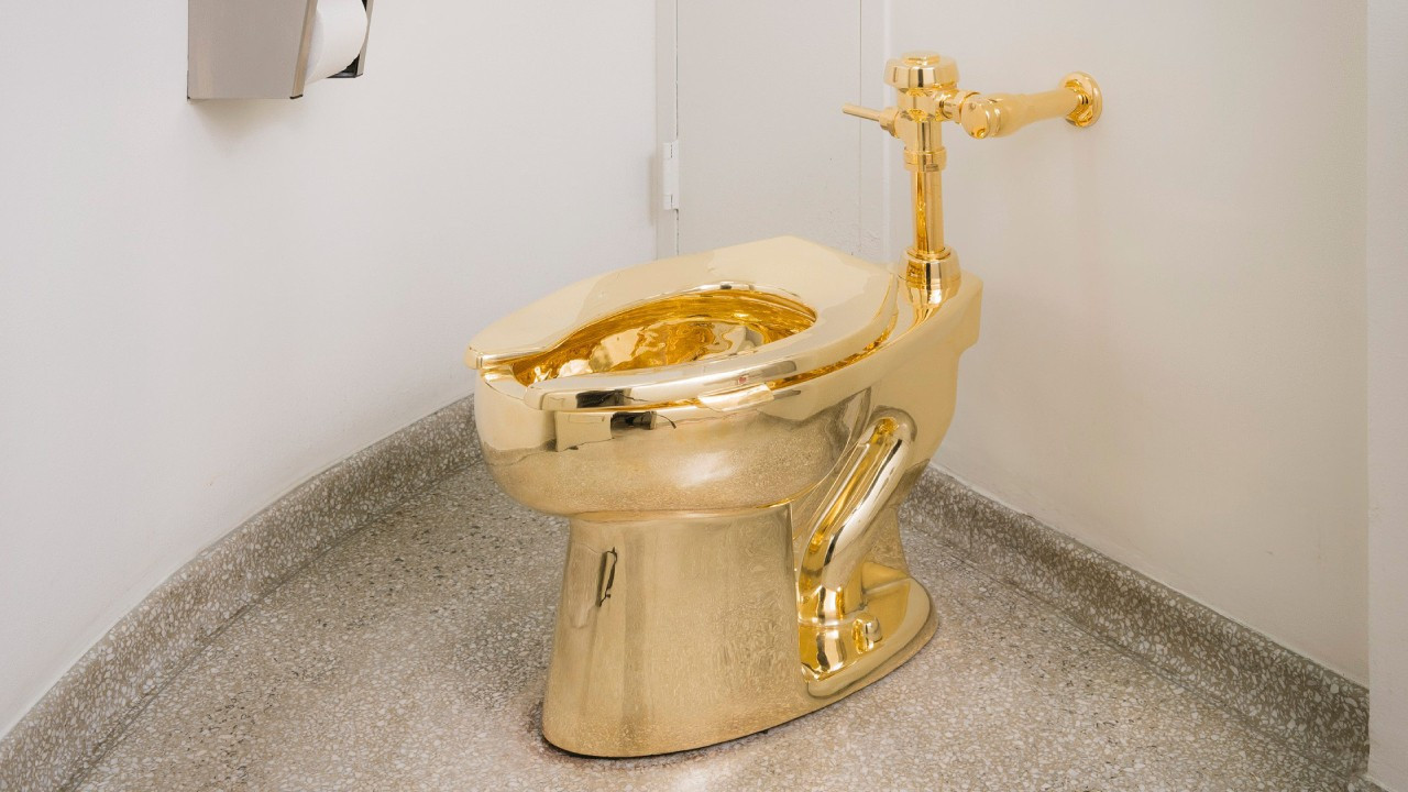 100 bin kişinin kullandığı altın tuvalet 12 milyon dolara satıldı