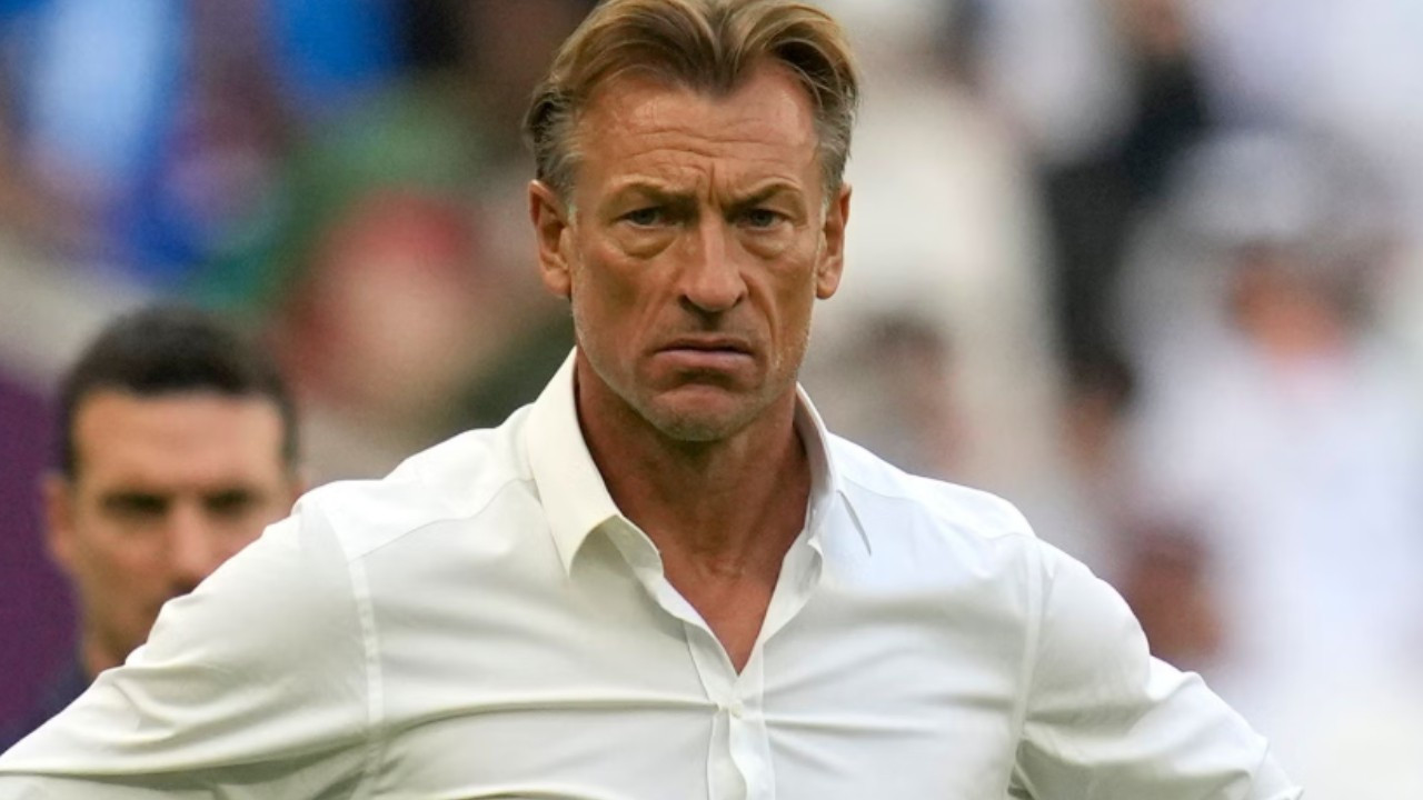 Teknik direktörden dikkat çeken hareket... Ezan okunduğu anda...