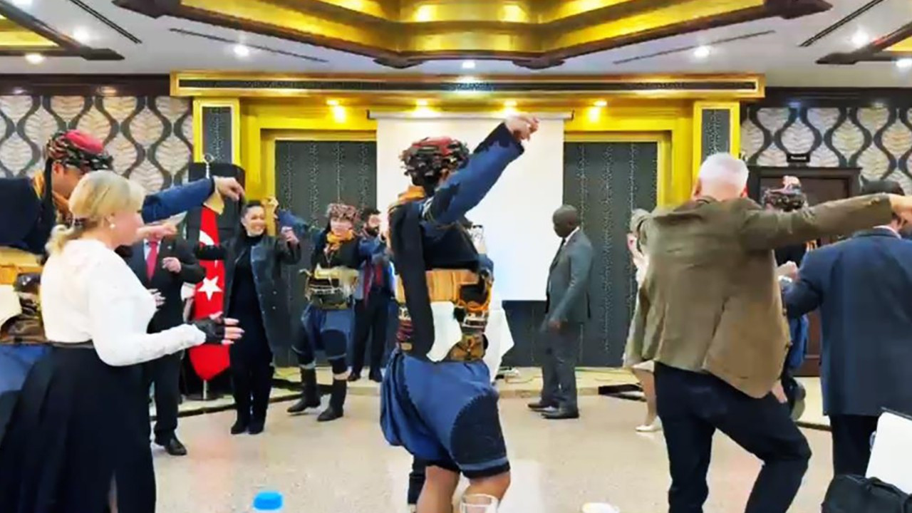 Büyükelçilerden Sağlık Turizmi Kongresinde zeybek sürprizi