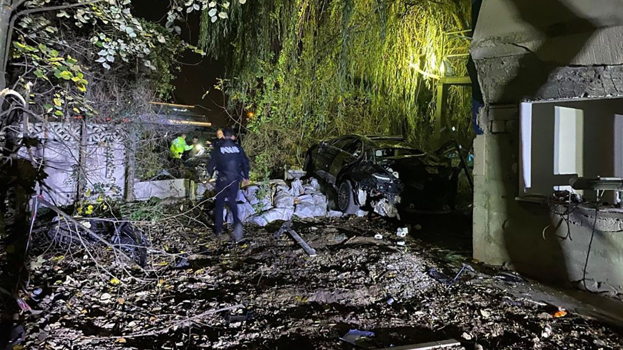 Köprü üstünde çarpışan otomobiller bahçeye uçtu: 1 ölü, 4 yaralı