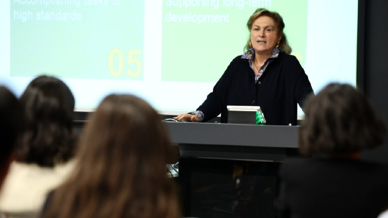 Güler Sabancı’dan üniversitesi öğrencilerine: Önemli olan etki yaratmak ve fayda sağlamak