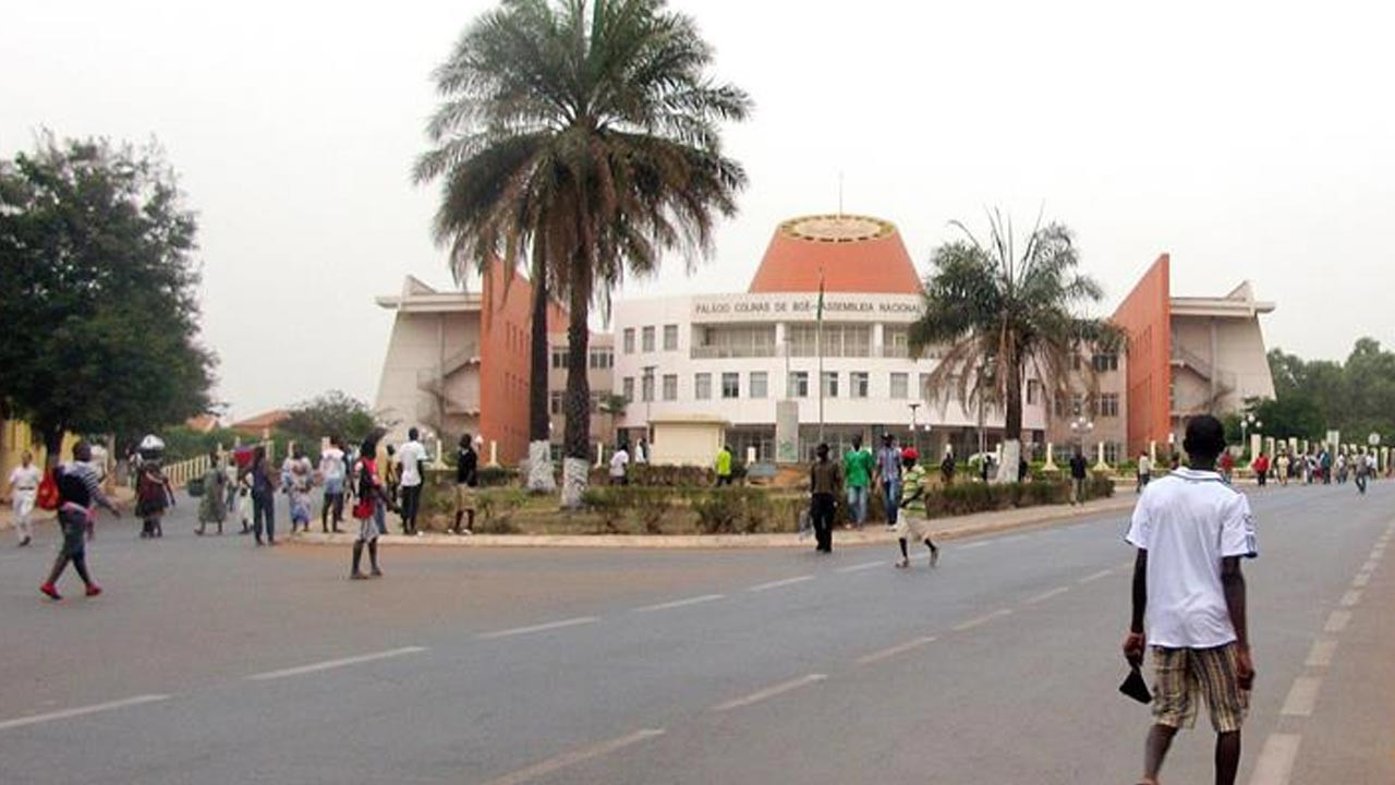 Gine-Bissau'da ordu yönetime el koydu