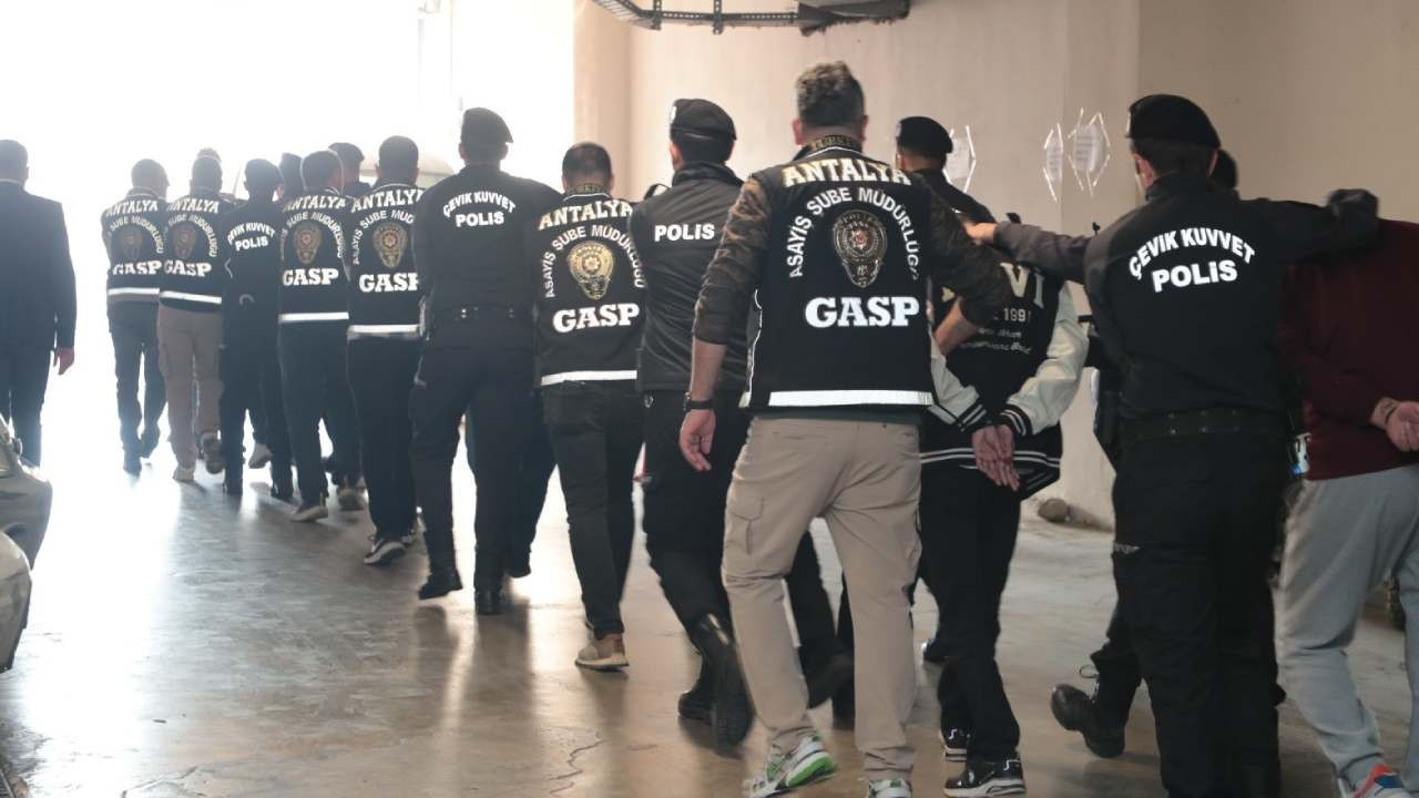 Sahte kadın profiliyle kandırdıkları erkeklere yüz binlerce liralık hesap ödettiler