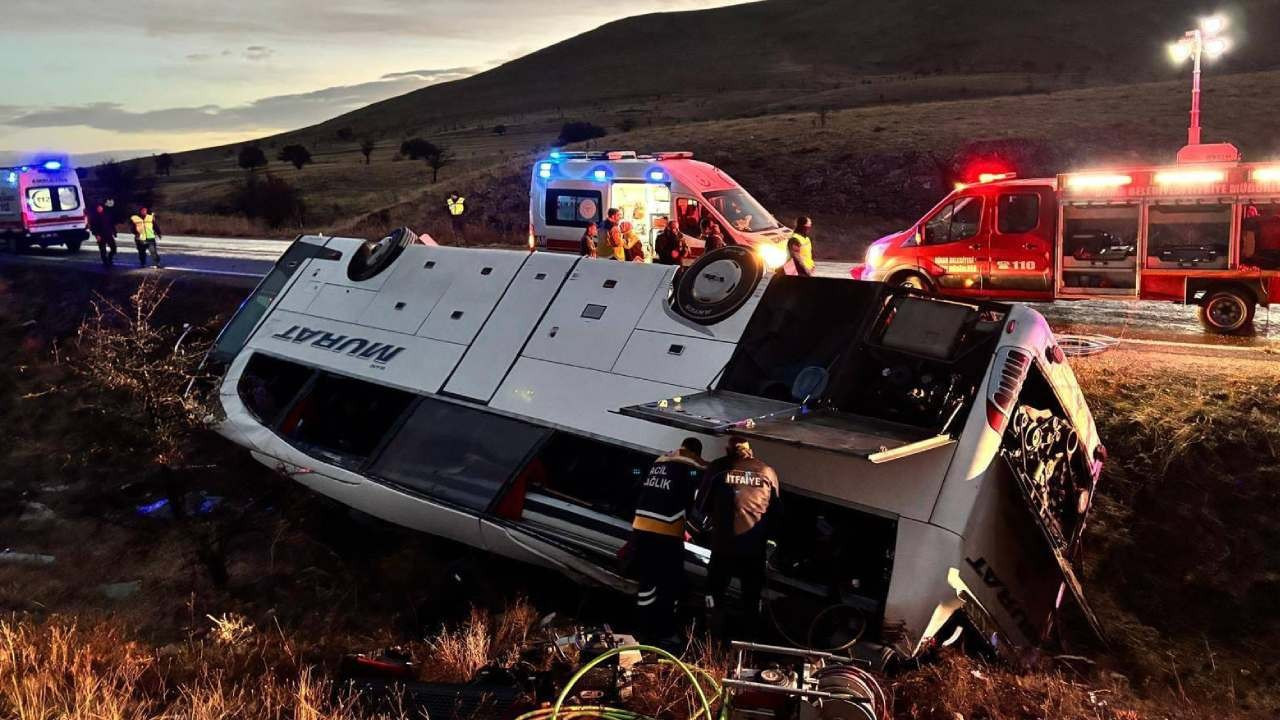 Afyon'da yolcu otobüsü devrildi: Çok sayıda ölü ve yaralı var
