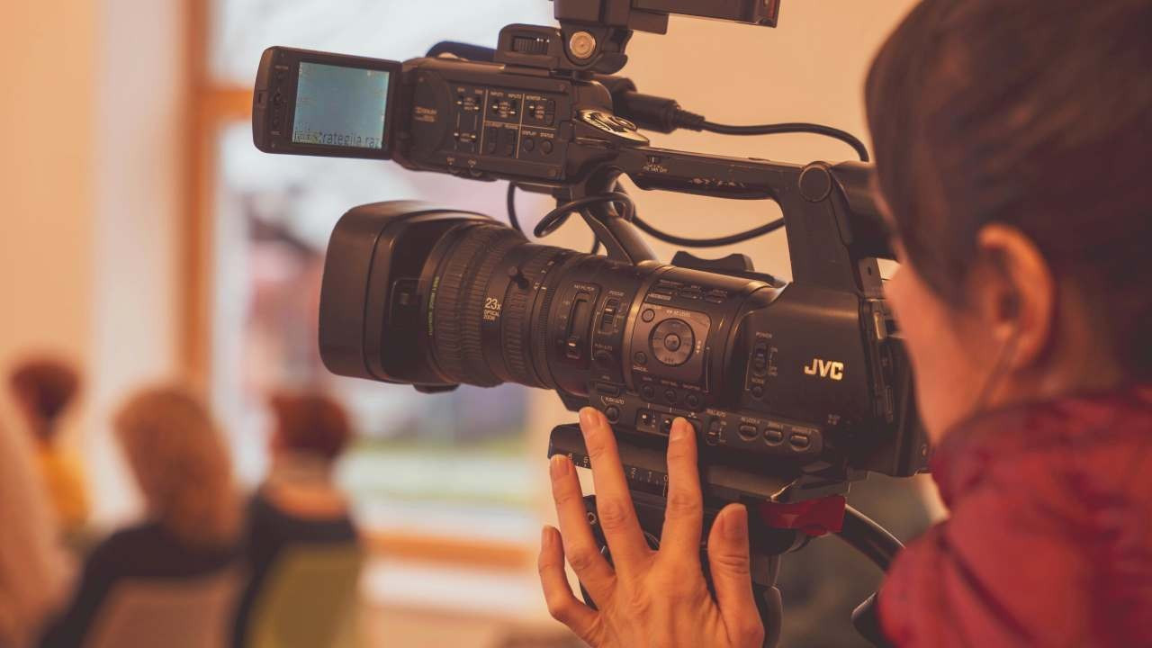 Fransız kamu televizyon kanalında bomba ihbarı nedeniyle canlı yayın kesildi