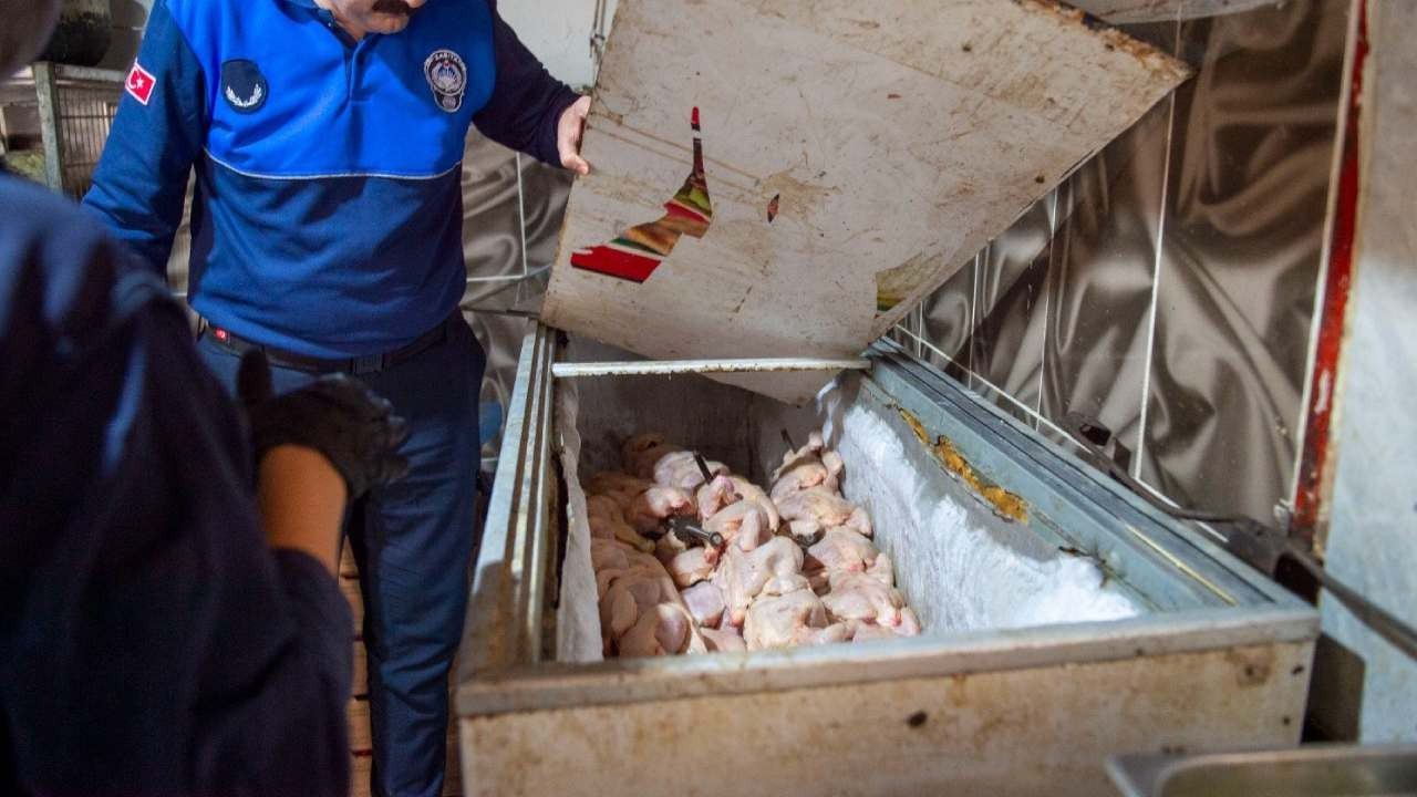 Dönerciden kurtlu salça ve turşu çıktı