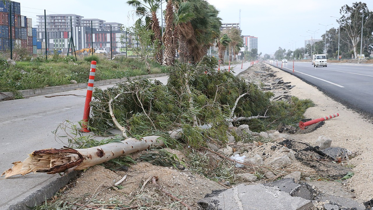 Hatay’da fırtına: 3 kişi kurtarıldı, tekneler alabora oldu