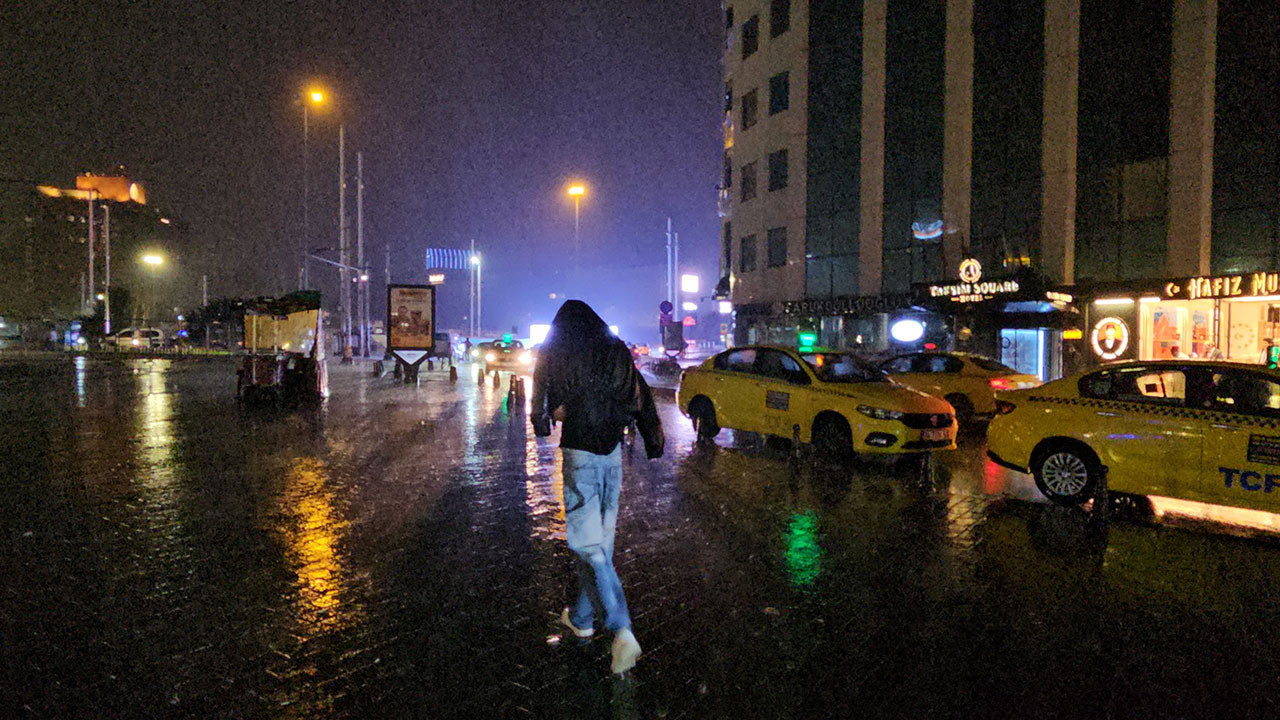 İstanbul’da sağanak gece boyunca etkili oldu: Bazı iş yeri ve evleri su bastı