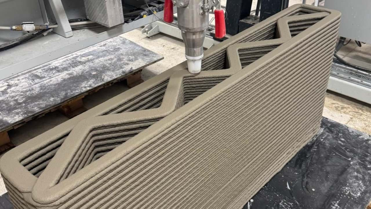 Usta yok şantiye yok! 3 günde 300 metrekarelik beton ev yapıyor