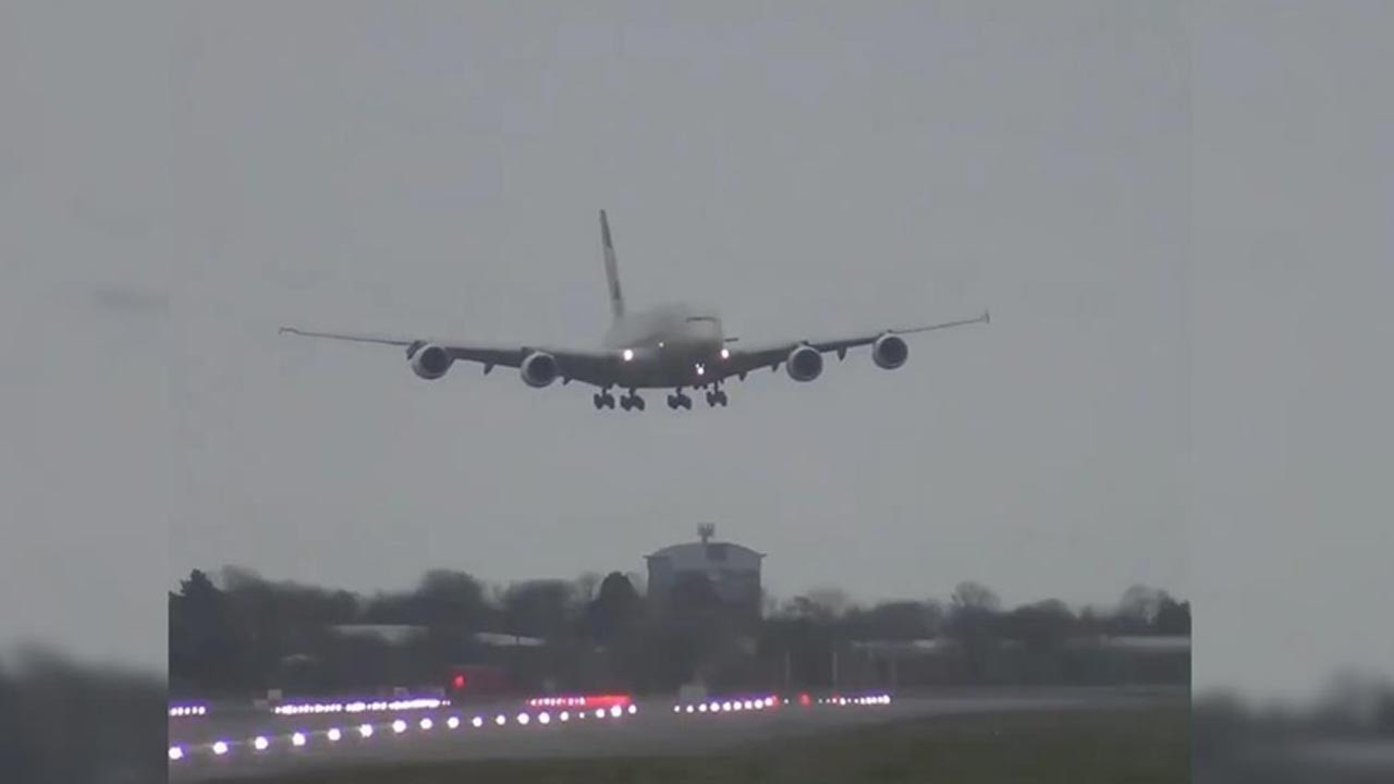 PSG uçağında panik! Futbolcuları taşıyan uçak yan iniş yaptı