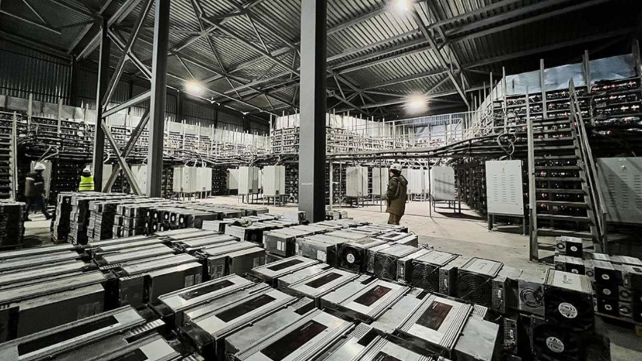 Bitcoin tapınakları çöküyor: Madencilik devleri tesislerini yapay zekaya çeviriyor