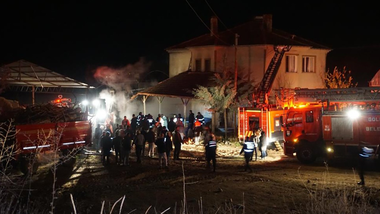 Kalorifer kazanı patladı, yangın çıkan ev kullanılamaz hale geldi