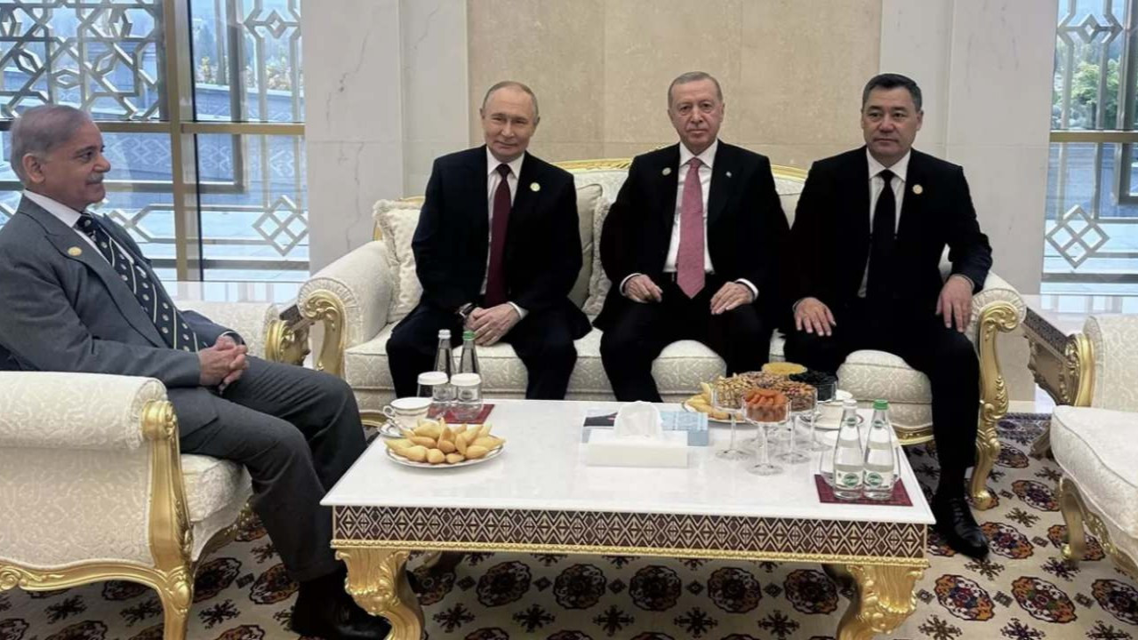 Son dakika: Erdoğan ve Putin Aşkabat'ta bir araya geldi