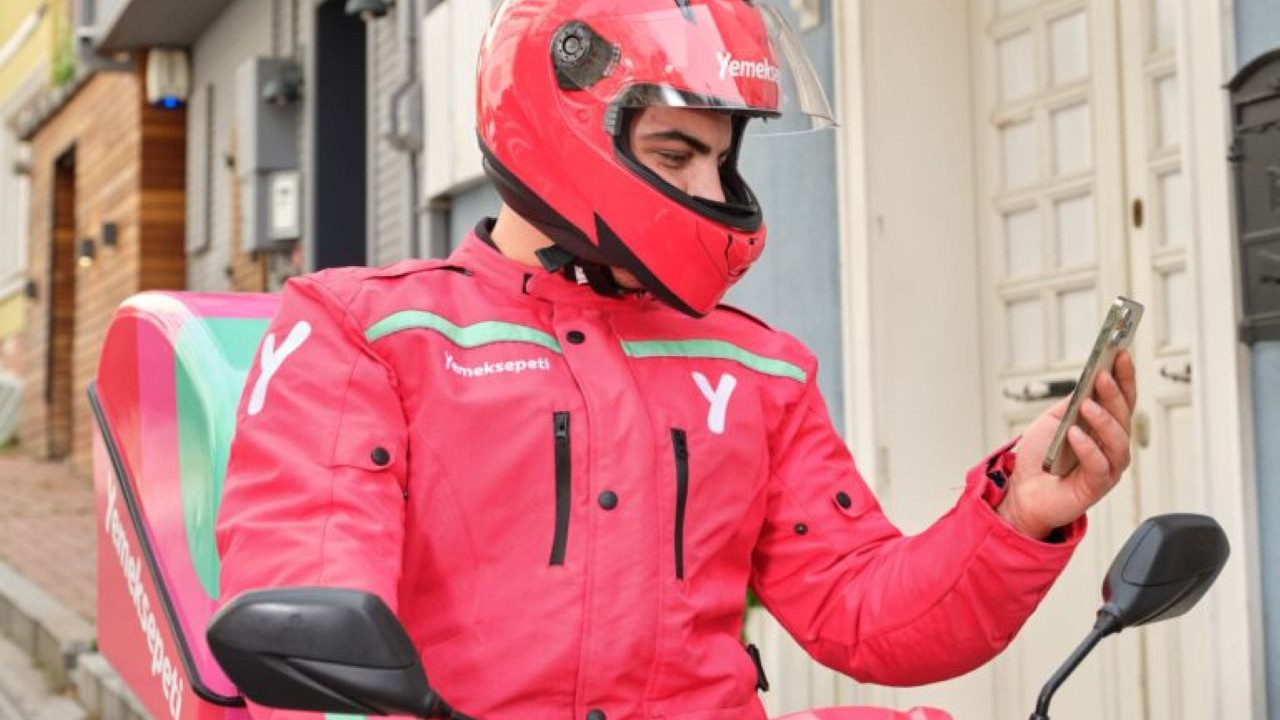 Atatürk'ün portresine tükürmüştü... Yemek Sepeti'nden açıklama geldi