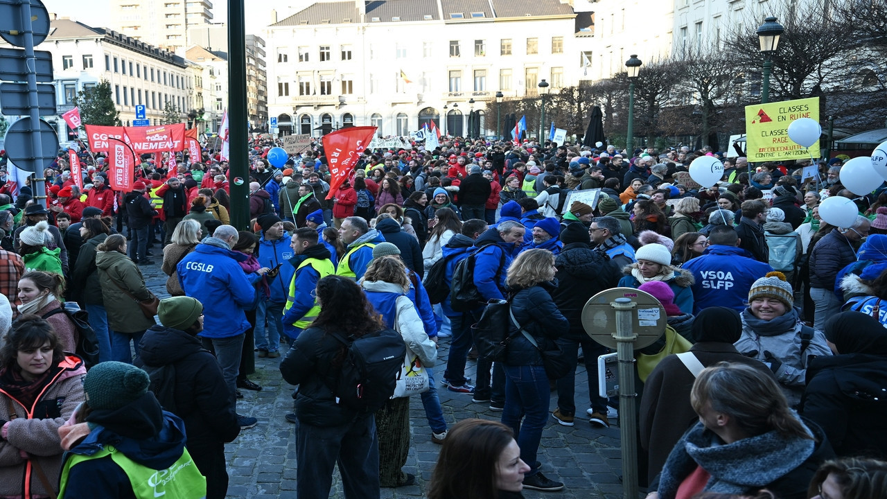Brüksel’de bütçe kesintilerine karşı binlerce kişi sokağa çıktı