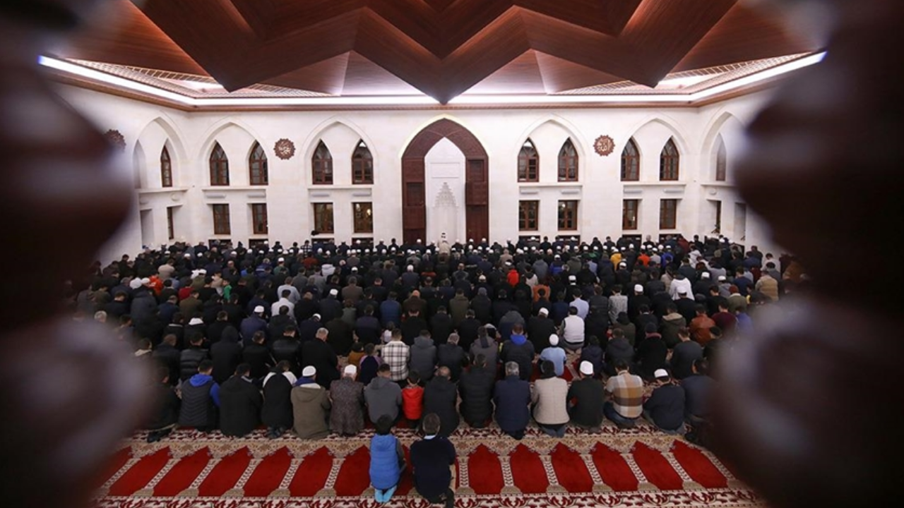 Üç aylar başladı mı, ne zaman başlıyor? Regaib Kandili bu hafta mı, hangi tarihte?