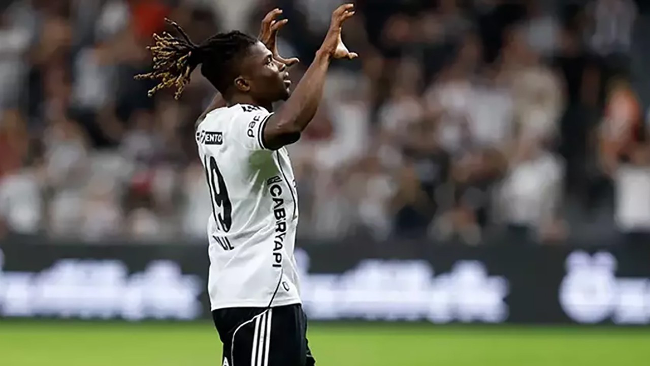 Beşiktaşlı futbolcu El Bilal Toure'nin 2 maç men cezası onandı