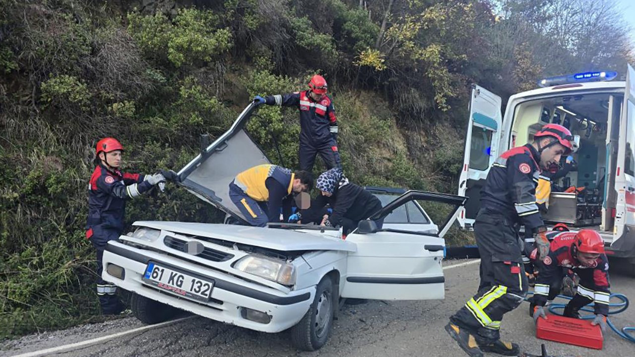 Kaya parçası otomobilin üzerine düştü: 5 yaralı
