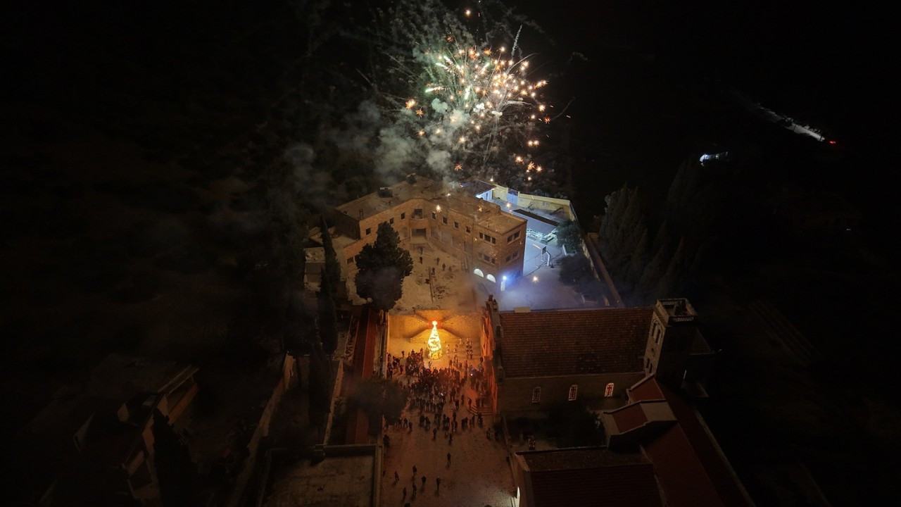 Suriye'nin İdlib ilinde 14 yıl sonra Noel ağacı ışıklandırıldı