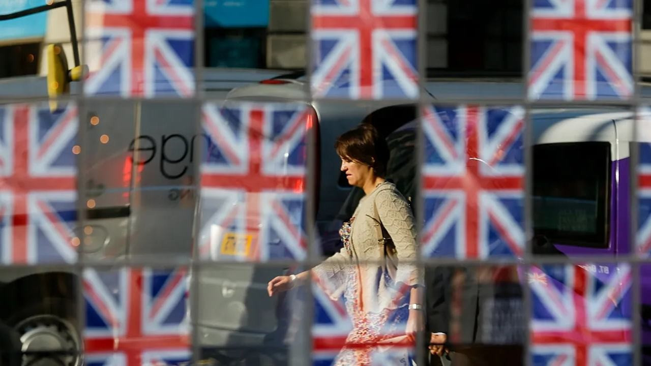 İngiltere iş piyasasında alarm: İlanlar düşüyor, maaşlar yükseliyor