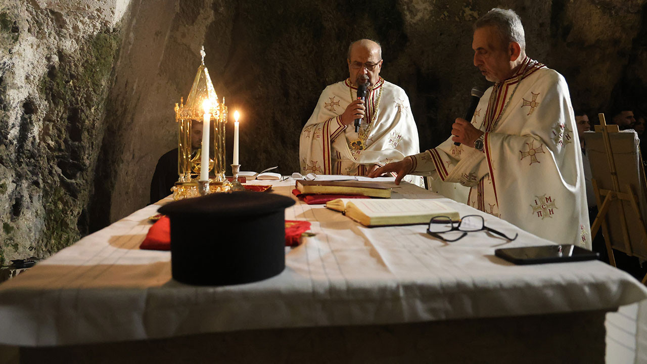 Dünyanın ilk mağara kilisesinde noel ayini: Antakya’da manevi buluşma
