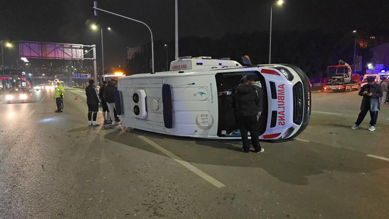 Otomobille çarpışan ambulans devrildi: 3 sağlık çalışanı yaralandı