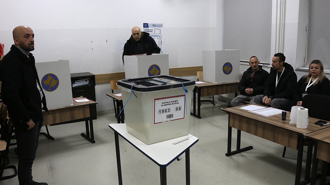 Kosova'da seçmenler, erken genel seçim için sandık başına gitti