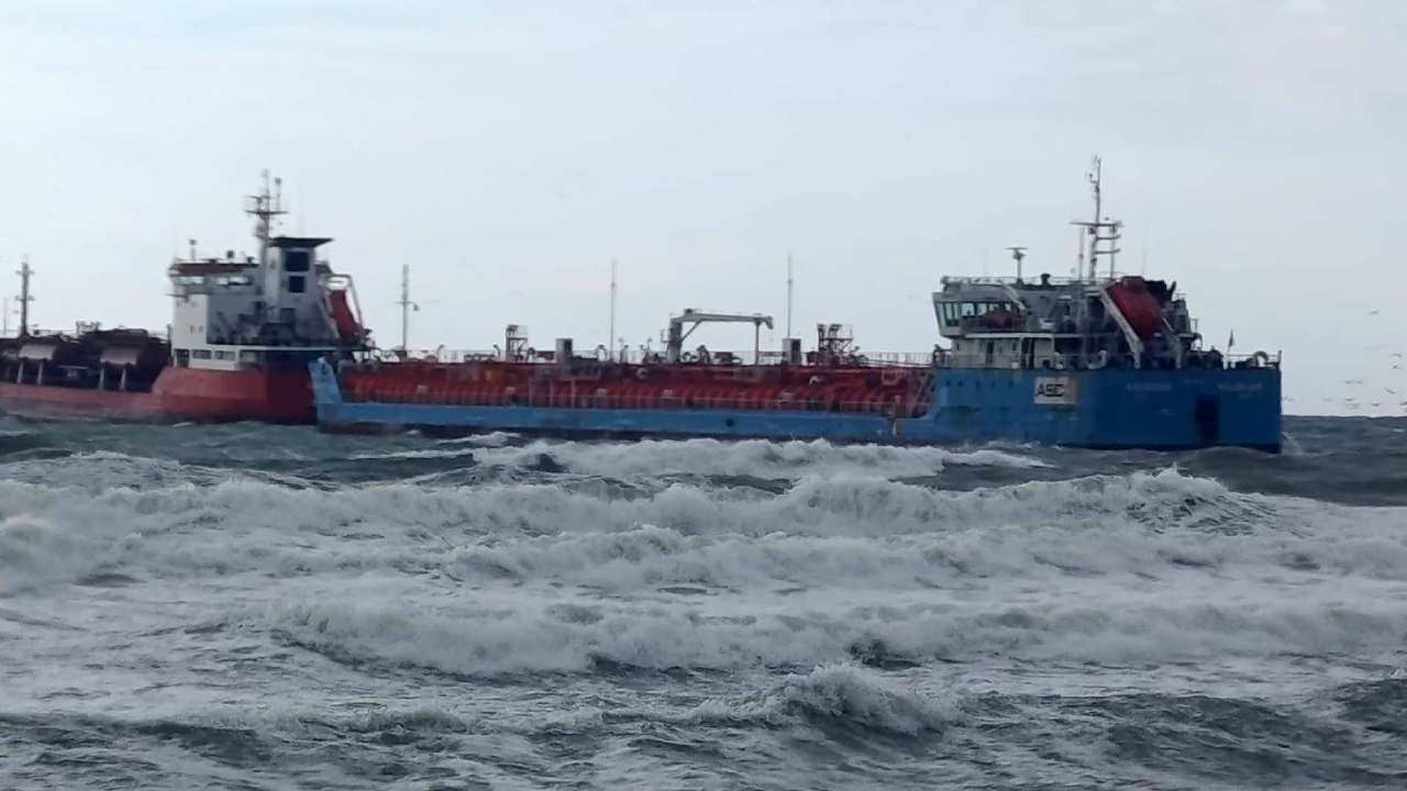 Marmara açıklarındaki iki tankerden acil durum çağrısı