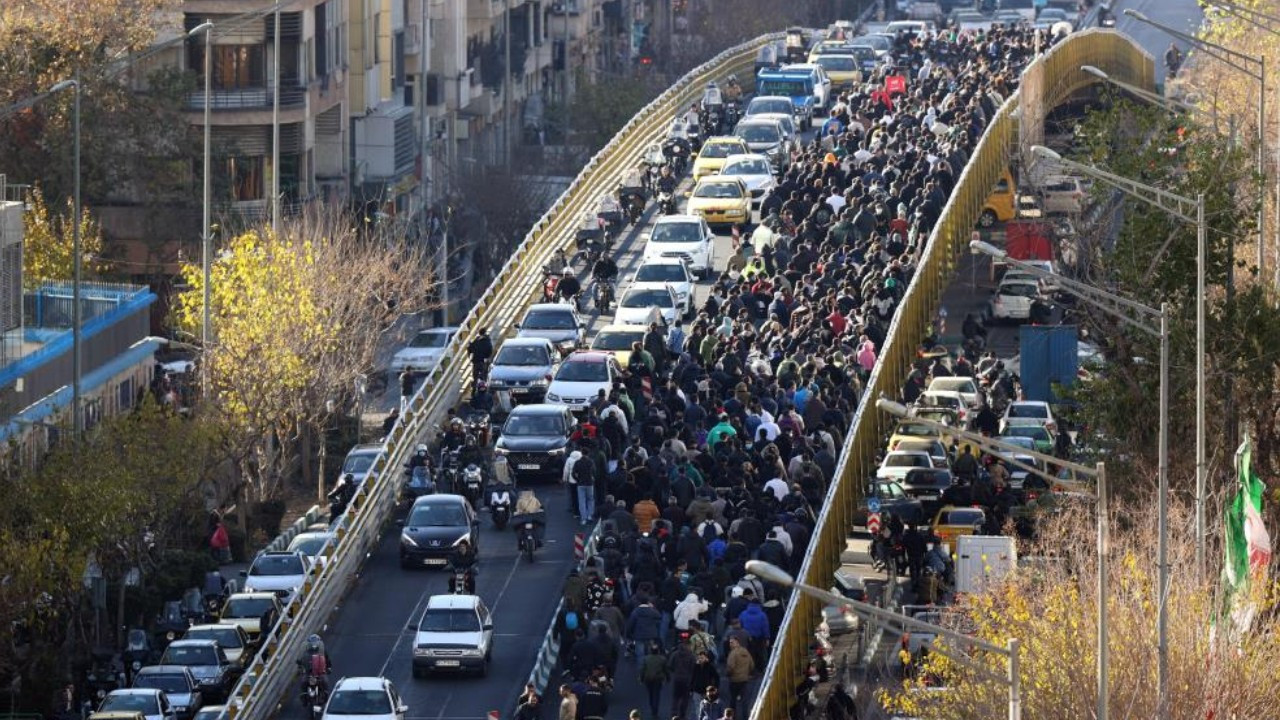 Kur krizi sonrası İran'da Pezeşkiyan'dan protestoculara çağrı: Gelin konuşalım