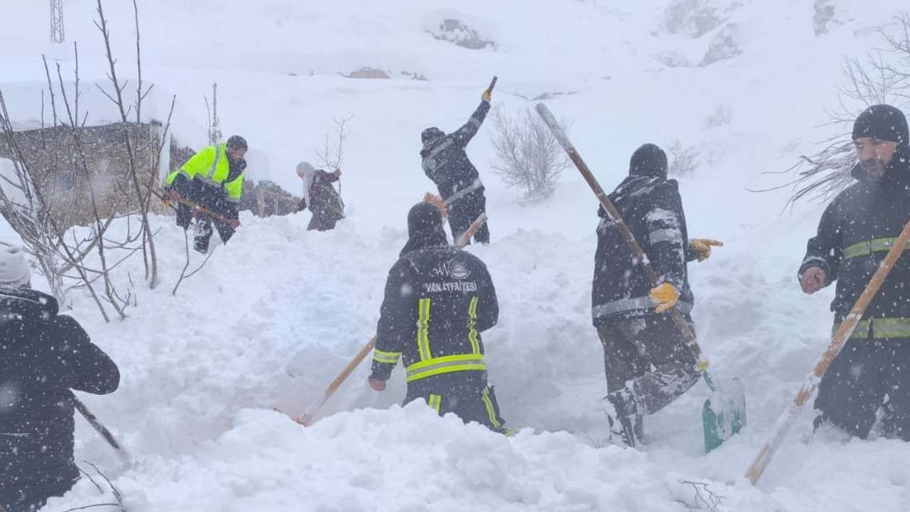 Van'da çığ altında kalan kadın hastanede hayatını kaybetti