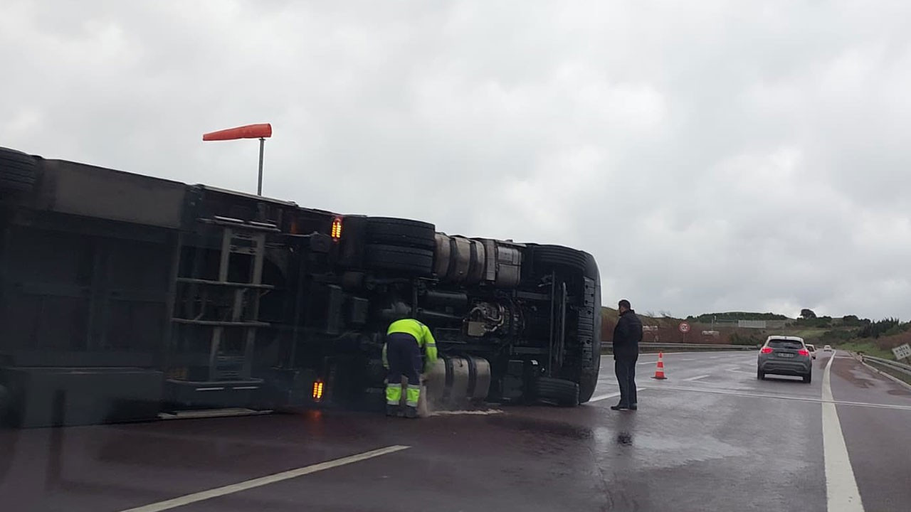 Bursa–İstanbul Otoyolu’nda fırtına tırı devirdi