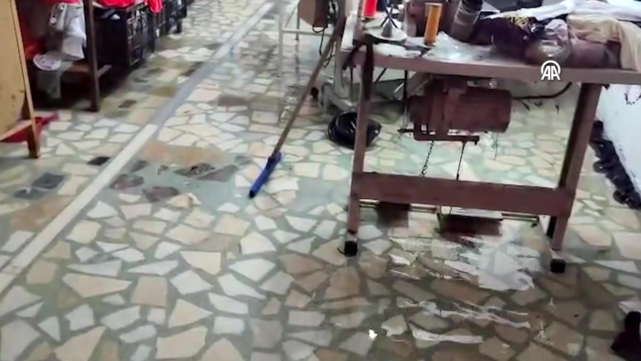 İstanbul Sultangazi'de ev ve iş yerlerini su bastı