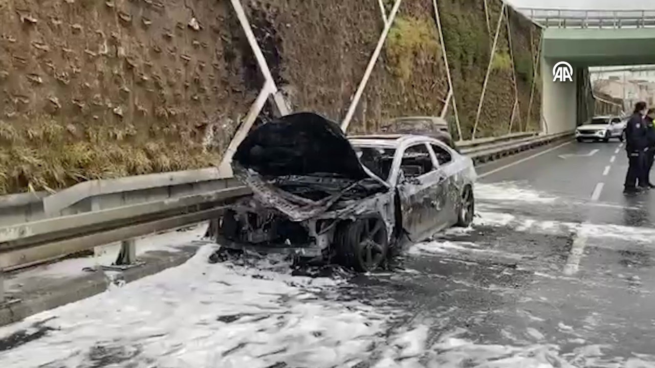 Fatih'te seyir halindeki otomobil alev alev yandı