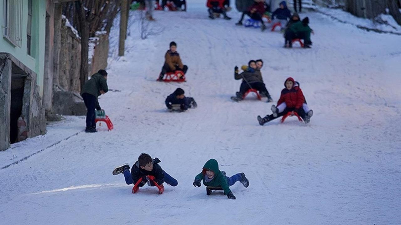 Adana'nın bir ilçesinde okullar tatil edildi