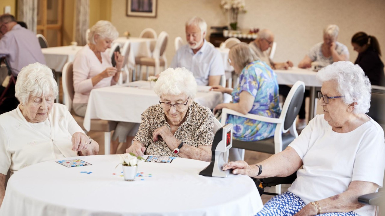 Yaşlı bakımının bedeli ağırlaştı: Huzurevi ücretleri ateş pahası - Dünya Gazetesi