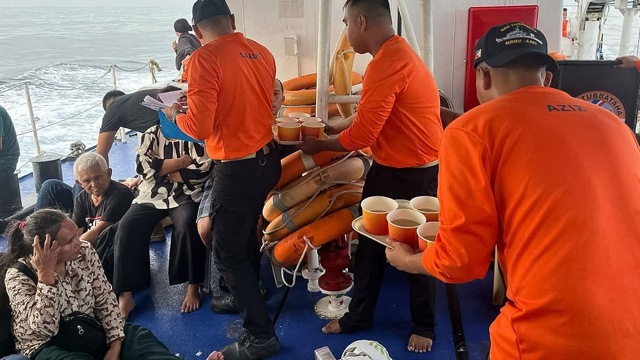 Filipinler'de 359 kişiyi taşıyan feribot battı: En az 15 ölü