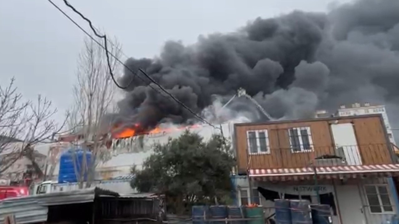 Ataşehir'de iş yeri yangını: Müdahale sürüyor