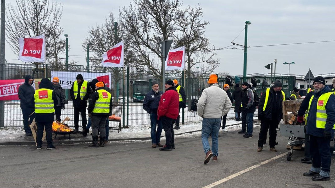 Almanya’da 100 bin ulaşım çalışanı greve gitti: Seferler durdu