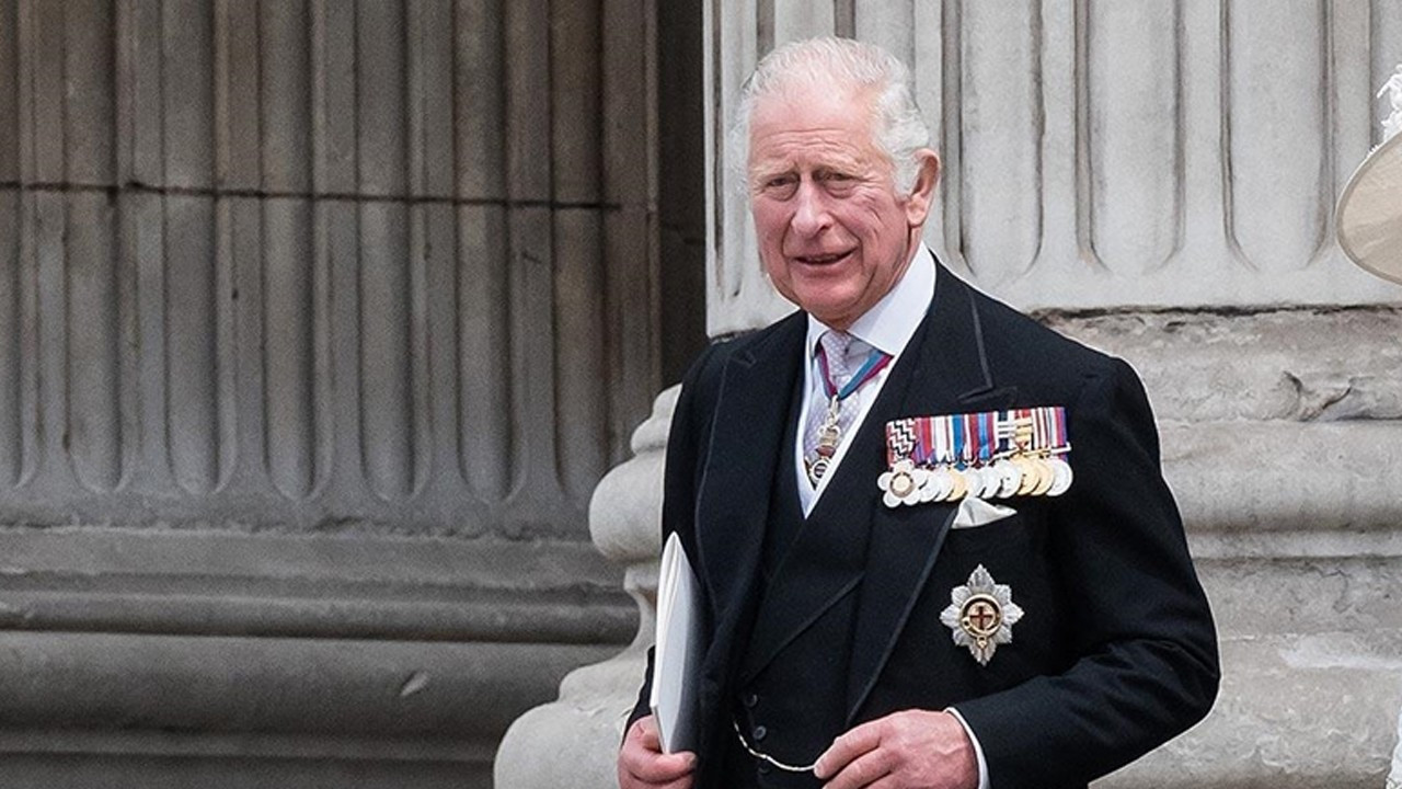 İngiltere Kralı Charles’a Andrew–Epstein protestosu