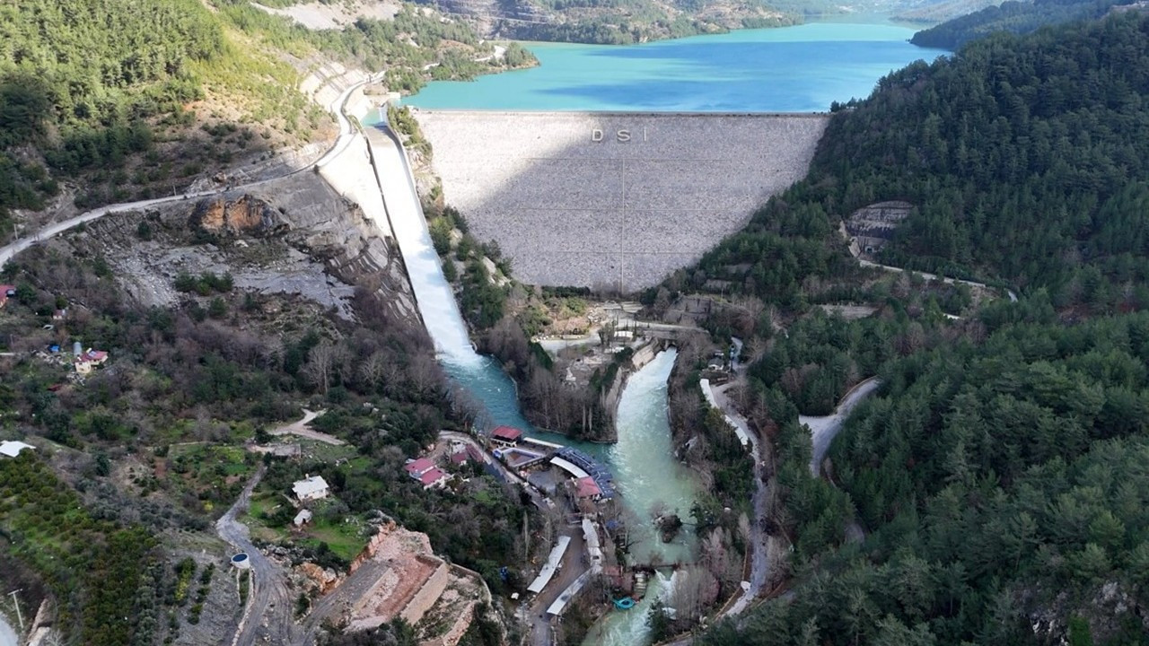 Barajın kapakları açıldı, ev ve işletmeleri su bastı