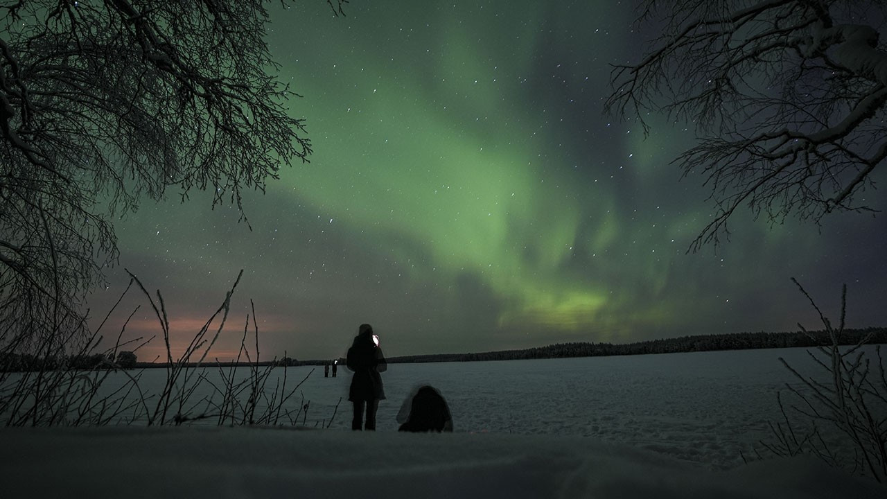 “Ruhların dansı” İsveç semalarında: Kuzey Işıkları büyüledi