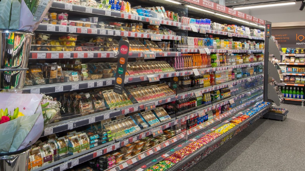 Zarar eden süpermarket zinciri üç şubesini kapatıyor