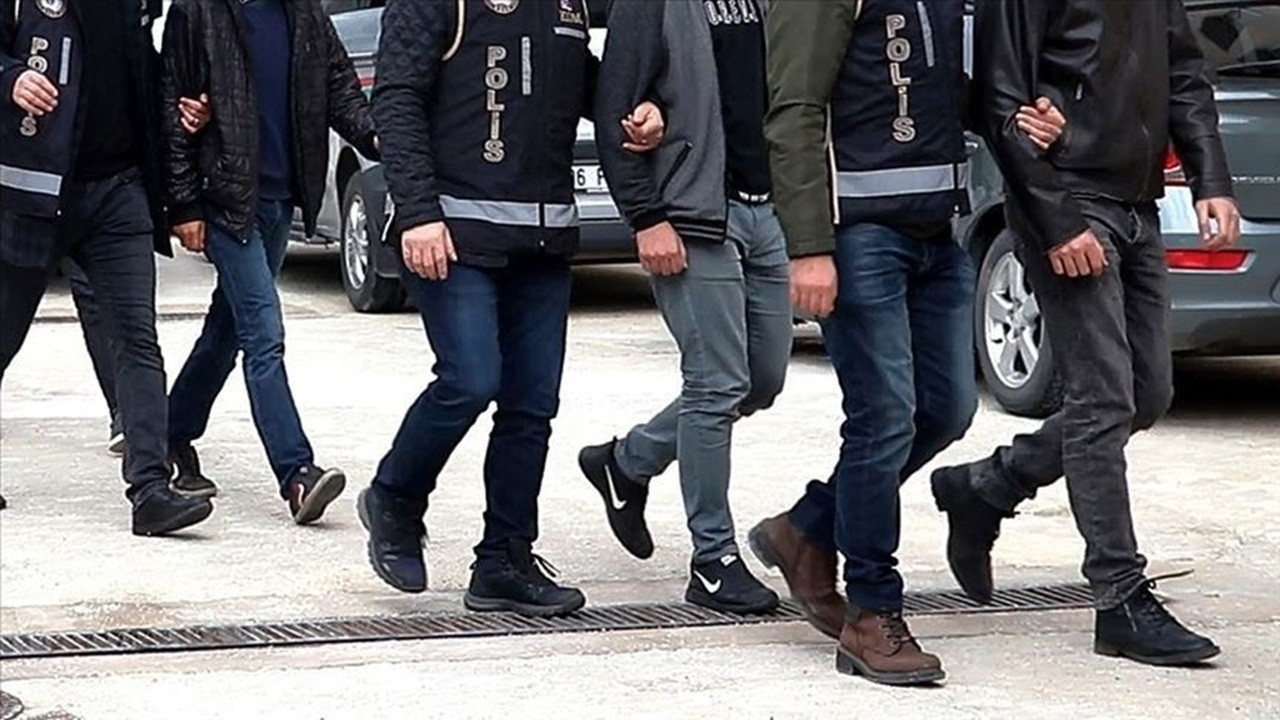 Son dakika: Suç örgütlerine bilgi sızdıranlara operasyon: 9'u polis 17 kişi hakkında gözaltı kararı