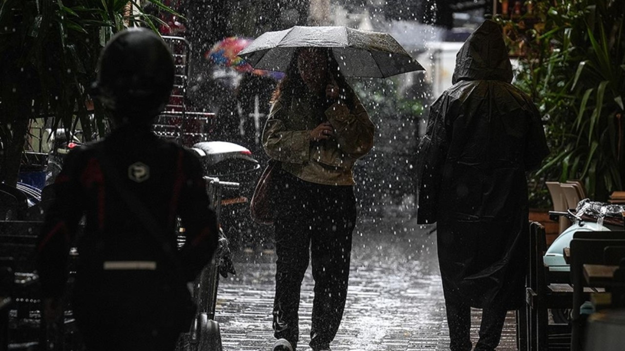 Meteoroloji’den kuvvetli yağış ve fırtına uyarısı: Sıcaklık batıda artarken doğuda düşüşe geçecek