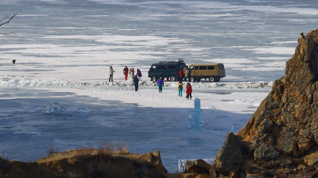 Baykal Gölü’nde facia! Tur aracı buz kırılınca göle düştü: 8 turist hayatını kaybetti