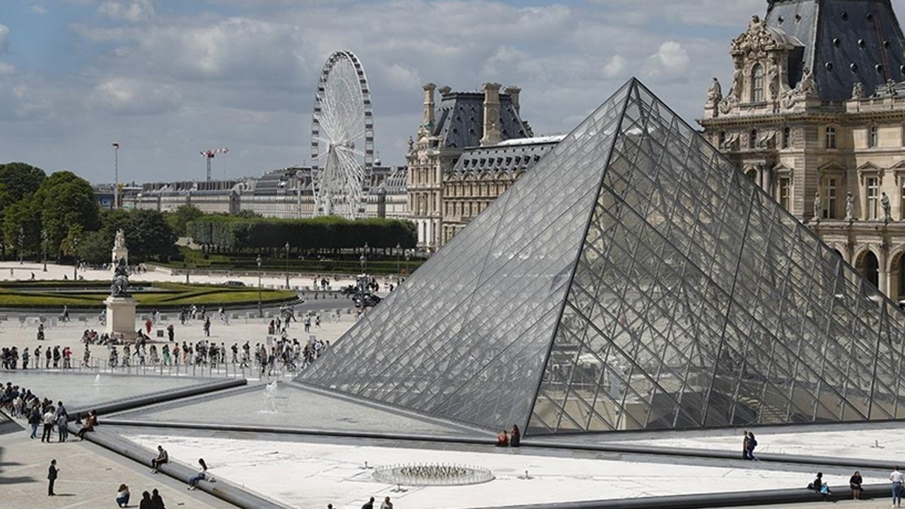 Louvre Müzesi'nin müdürü istifa etti