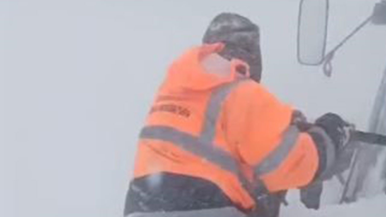 Sahara Geçidi'nde Kara Yolları ekibinin üzerine çığ düştü