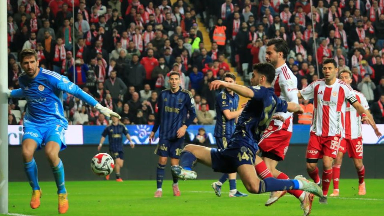 Fenerbahçe Antalya'dan 1 puanla döndü