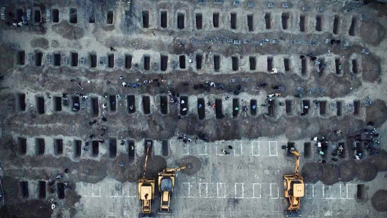 İran: İsrail'in okul saldırısında ölen 160'tan fazla çocuk yan yana defnedilecek